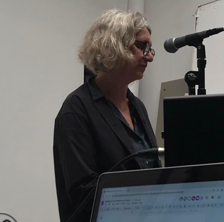 Jan Idle at Reading in the Presence of Others